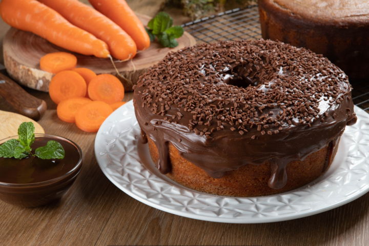 Bolo de Cenoura com Cobertura de Chocolate: receita fácil