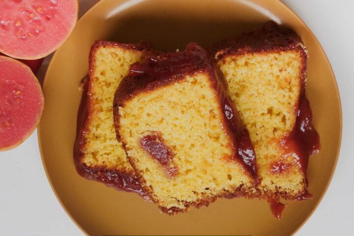 Bolo de Fubá com Goiabada Macio e Bem Assado