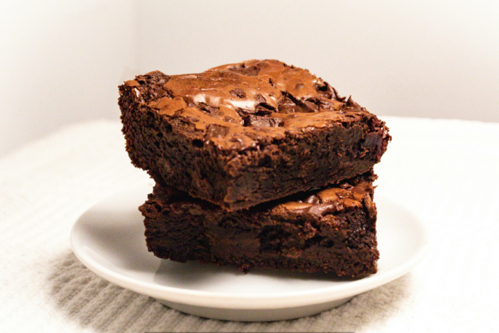 Brownie com Cobertura Brilhante: receita úmida e intensa