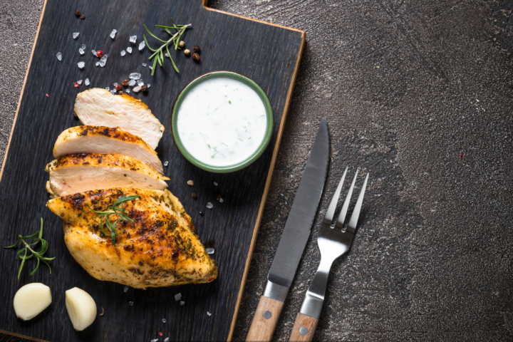 Frango Grelhado com Molho de Iogurte: leve, cremoso e suculento