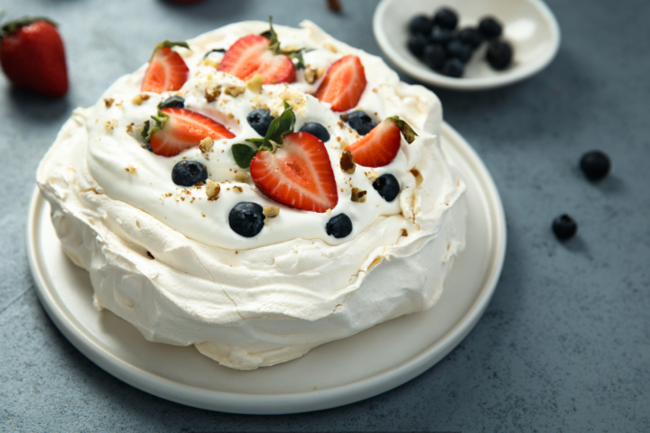 Pavlova com Frutas: merengue crocante por fora e macio por dentro