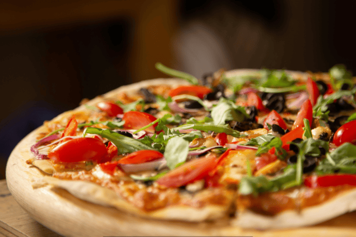Pizza de Massa Fina: receita caseira crocante e leve